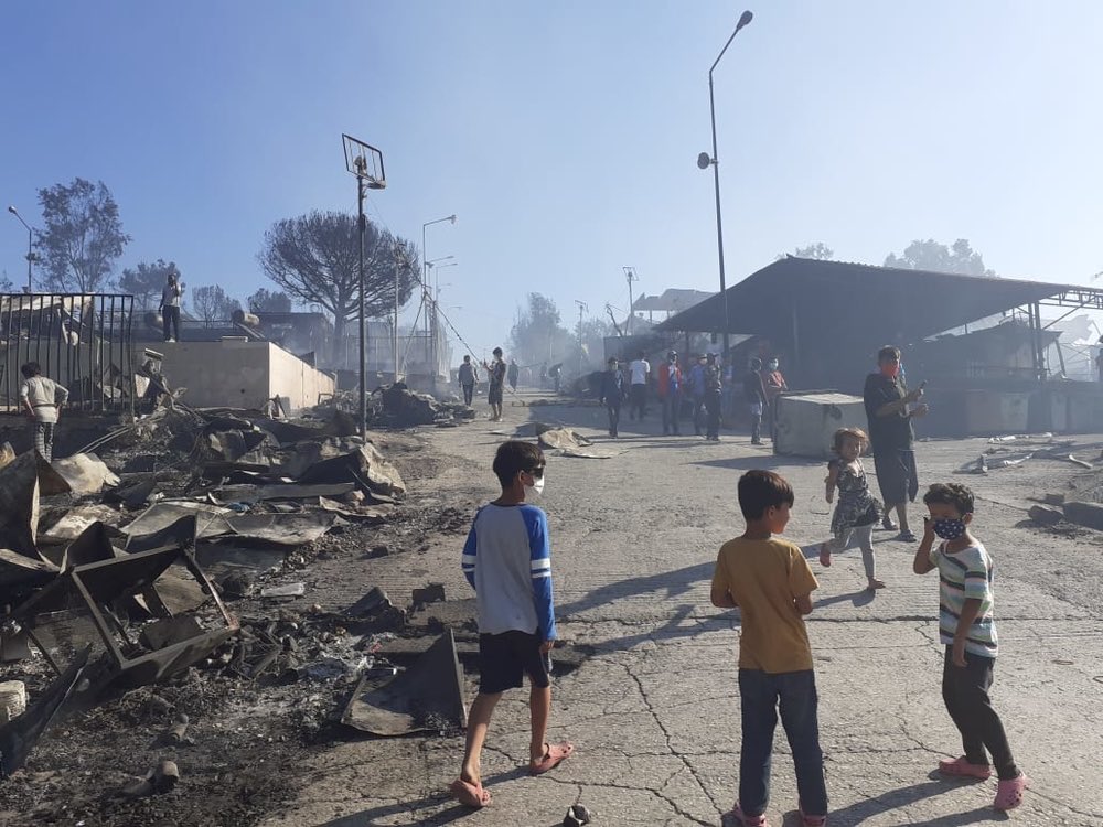 Después d encerrar a 12.000 refugiados desde el 18 de marzo y hasta ayer con la excusa d corona virus. Viéndose atrapados sin poder salir. Finalmente el Campo de Moria ha ardido esta noche y ha quedado arrasado. La desesperación lleva a esto. 📸 Rotta Balcánica/Giorgos Christides