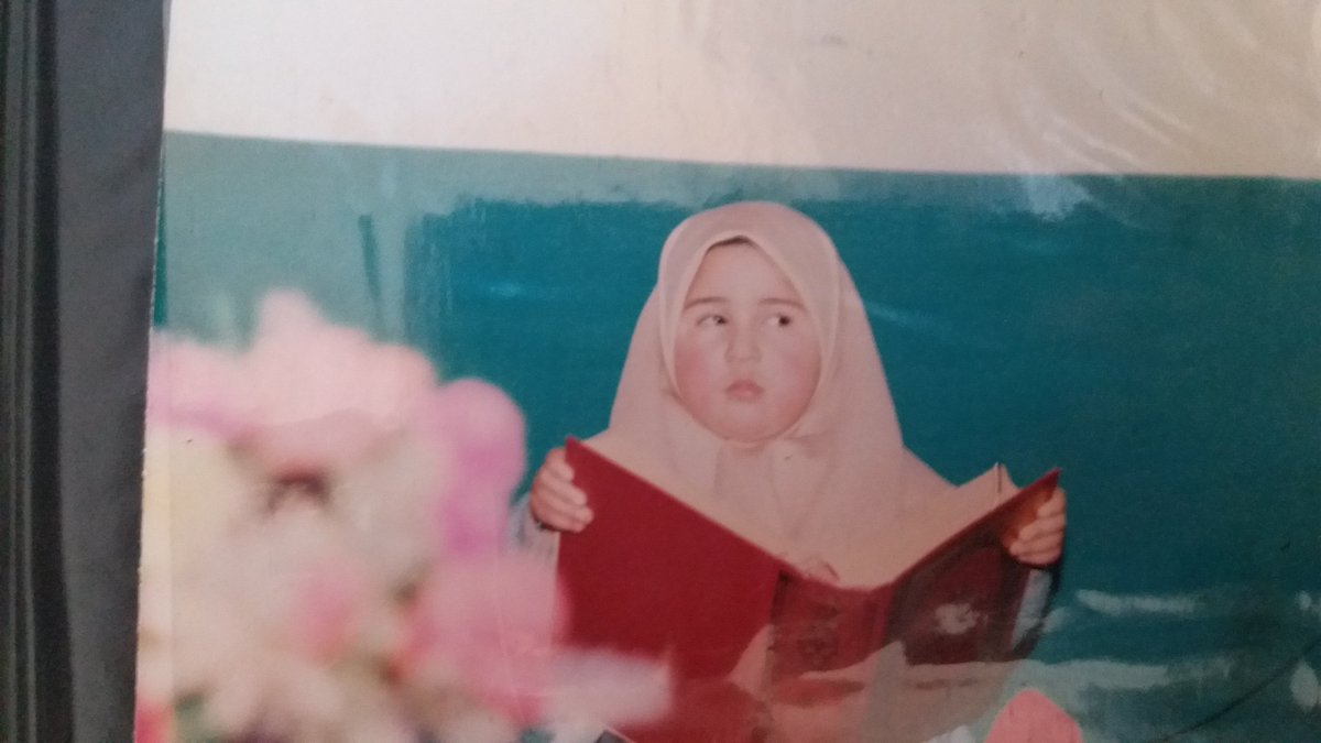 Kuran okuyan kız tablosu öyle mi olur böyle mi? Soru kaçırttınız adama yaa. 😥