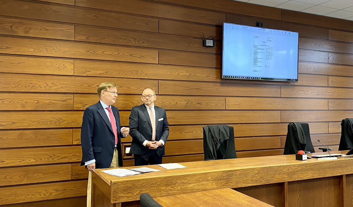 #NRW - Justizminister Biesenbach bei offiziellem Start der #eAkte mit PräsLG <a href="/LGKoeln/">Landgericht Köln</a> Ketterle: 

"Es ist ein gewaltiger Strukturwandel. Wir sind viel schneller, Transporte entfallen, wir können leichter von unterwegs und zu Hause arbeiten. Das ist ein immenser Fortschritt!"