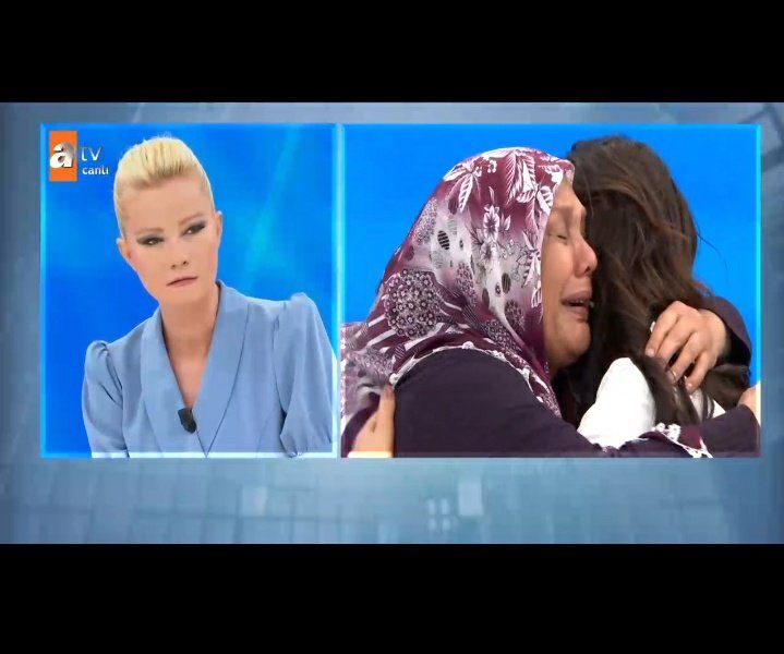 "Ölen bir kadının arkasindan;  ağzına silah sokulduğunu şahit olan arkadaşı, benim kuzumu yaktılar gel sen benim kızım ol diyen anne..." Adalet yerini bulsun artık katil sokaklarda serbest dolaşmasın!!! #AleynaCakir #AleynaCakir