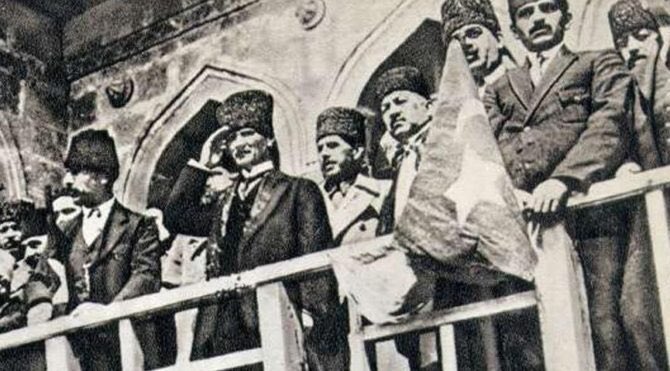 emrkongar's tweet photo. 9 Eylül:

Sadece İzmir’in değil…
Modern Türkiye’nin…
Atatürk Türkiyesi’nin:
Kurtuluşunun, kuruluşunun, bağımsızlığının, özgürlüğünün…

Bu halkın dökülen kanlarıyla kazanıldığı tarihtir! https://t.co/HVkbeLThPG