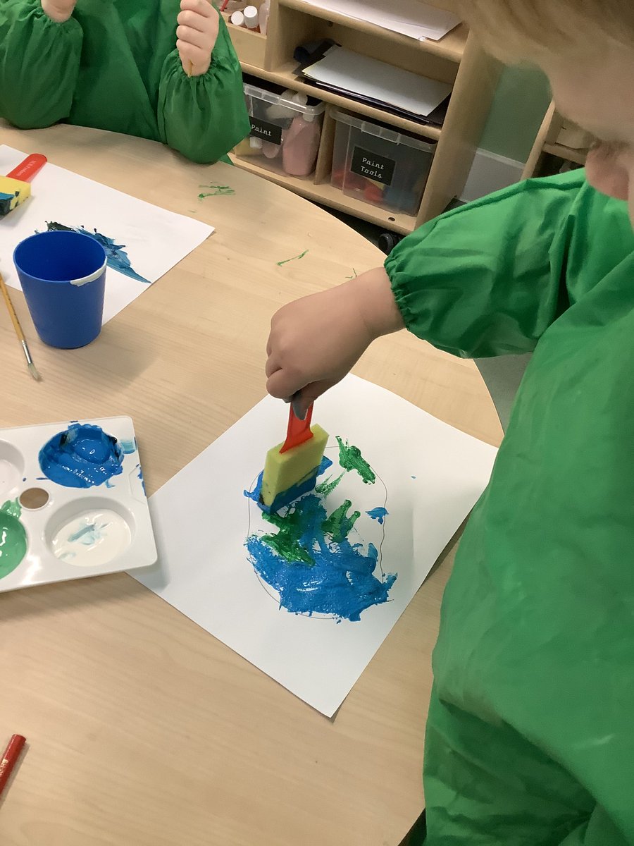 StreethaySchool's tweet photo. Sunflowers have enjoyed reading ‘Here We Are’ by Oliver Jeffers. They are creating earth paintings in provision. @OliverJeffers #lovereading #ourplanet #lookafterit #art #eyfs #reception https://t.co/OXHnrhUq8R