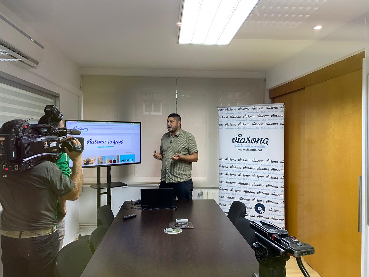 Viasona's tweet photo. Aquest matí ens han visitat de @tv3cat per explicar el projecte de #Viasona i la nova secció de dedicada a cançons de sèries de dibuixos animats emeses les darreres dècades. https://t.co/0vgpWWqYfZ