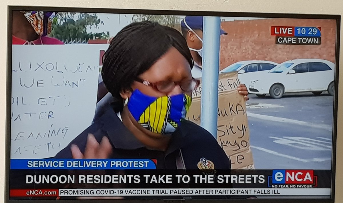 CapeTown's tweet photo. #capeProtest ongoing:
Residents of #DuNoon express concerns to @CityofCT on raw sewerage spillage in area: 🤬

"We are worried now because we have been sending ppl home due to #COVID19 restrictions, but the City has not shown us respect". (Memorandum to be Handed over)" via @eNCA https://t.co/AuT8wsBJzb