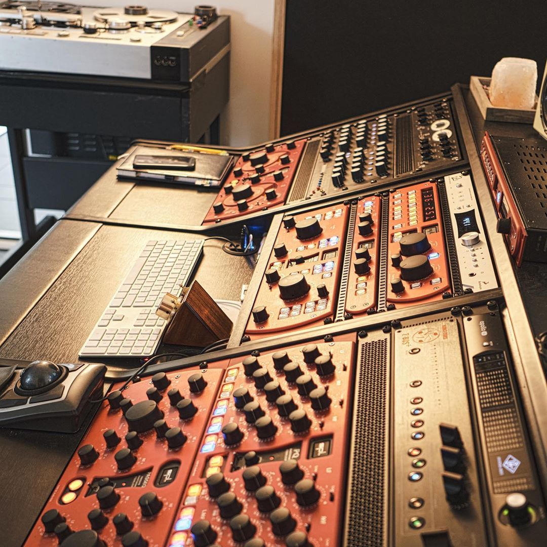 spltweets's tweet photo. We always like to regram posts of our Instagram friends โ check out our Instagram to enjoy the original post from @DanDascenzo's studio with his awesome SPL Mastering setup in red ๐
#splIRON
#splHermes
#splGemini
#splDMC
#splPQ
#splPASSEQ
#splMercury
#splMasteringWorldwide ๐ https://t.co/DmxYypERmZ