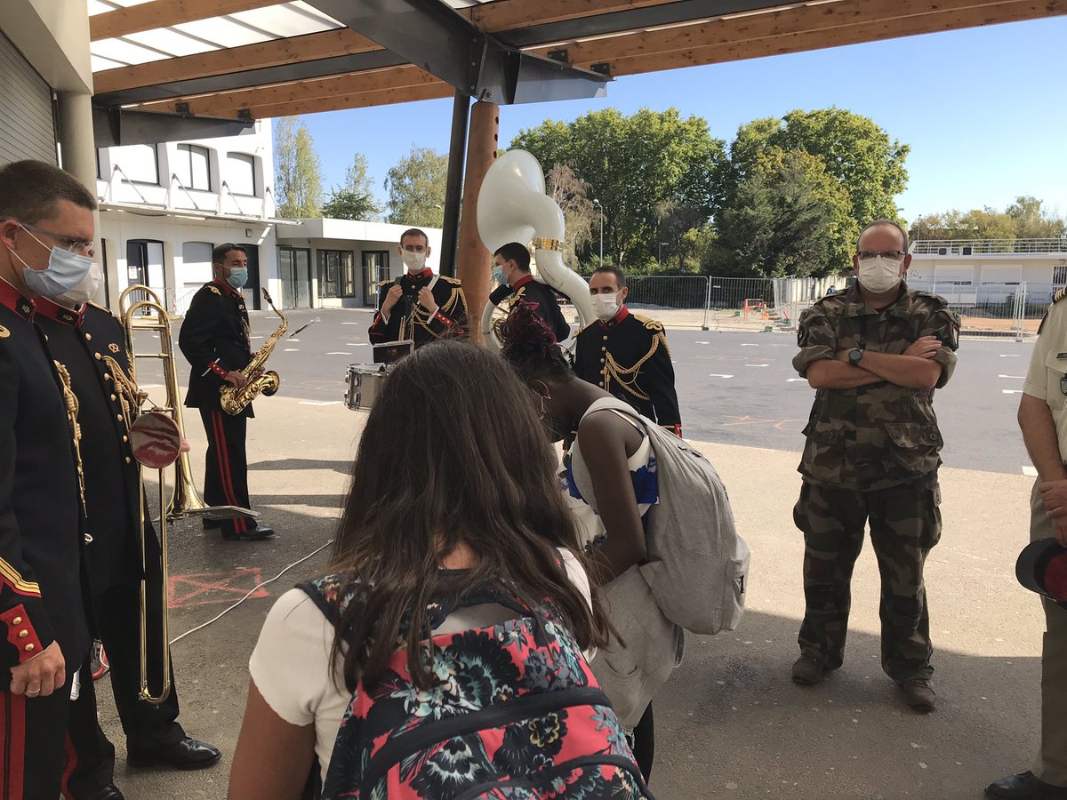 Dsden69's tweet photo. Rentrée en musique au collège Gabriel Rosset. Merci aux musiciens de l’armée, aux enseignants et aux 160 élèves de sixième qui nous ont montré qu’ensemble, les défis de l’excellence et de l’ambition pour tous étaient accessibles. https://t.co/9xlCFc8wDS