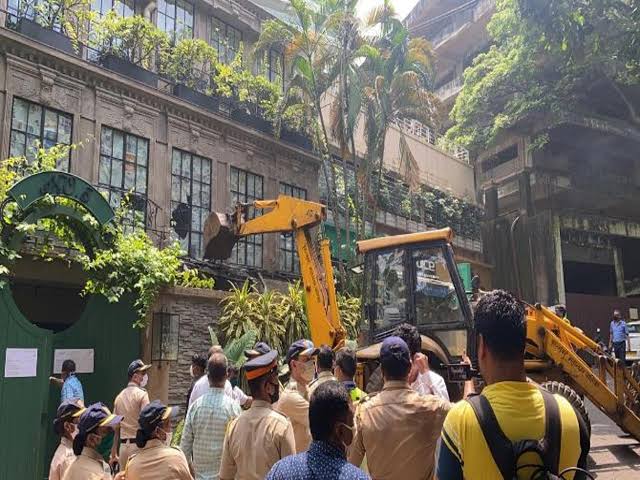 sagarsingthakur's tweet photo. What a great surgical strike on POK. Well done Maharashtra. Ye naya maharashtra he koi usko chedega toh uska bhi yahi haal hoga(POK). 
#Welldonebmcproudofyou 
#WellDoneBMC 
#NayaMaharashtra 
@mybmc @BJP4Maharashtra @AshwiniRChawan 
@ShivSena 
@rautsanjay61 @KanganaTeam https://t.co/UT1oRBlxzx