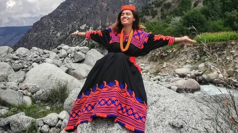 Gwadar_Pro's tweet photo. How to travel for free? By hitchhiking! Maria Soomro, a former bank staff, enjoyed hitchhiking all over Pakistan by cars, rickshaws and jeeps, etc. What an excellent adventure! 
Courtesy ins @MariaSoomro
#BeautifulPakistan #TravelinPakistan https://t.co/1ccEP4i7Vd