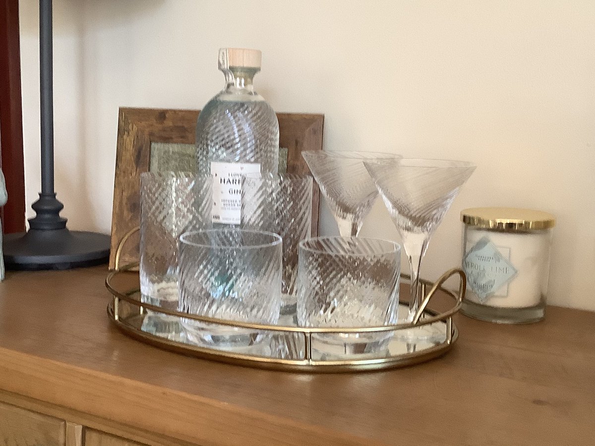 ButteryJb's tweet photo. Harris Gin.. The finest, and the bottle and glasses are top notch too.. #isleofharris #isleofharrisdistillery #Highlands https://t.co/uXtzLbHvRc