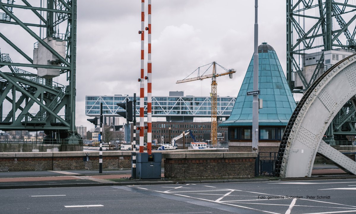 Stadsbeheer010's tweet image. Komende nachten t/m 10 september zijn er #Werkzaamheden aan een aantal #Bruggen. De op afstand bestuurbare bediening krijgt een upgrade, zodat de bruggen helemaal klaar zijn voor de toekomst. Komende nacht de #Koninginnebrug en de #LodewijkPincoffsbrug: bit.ly/3h66cSH