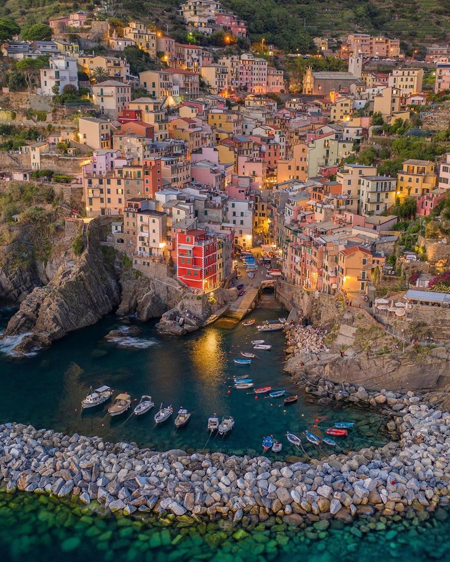 Der #Herbst naht und damit die optimale Zeit um #Wanderungen zu unternehmen: zum Beispiel im herrlichen <a href="/parco5terre/">Parco Cinque Terre</a> entlang der ligurischen Küste zu den bezaubernden 5 Dörfern, inmitten von Wein-und Olivengärten, immer das Meer im Blick.

#reisenachitalien 
 
📷IG markdimark