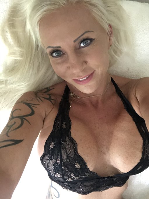 Lust auf einen Mittagspausen Quicky? 😉💋 Dann schau doch kurz vorbei grrr... https://t.co/52mn3ymn7w https://t<a href="/tag/blond"class="tags"><span>#blond</span></a><a href="/tag/sexy"class="tags"><span>#sexy</span></a><a href="/tag/highheels"class="tags"><span>#highheels</span></a><a href="/tag/leder"class="tags"><span>#leder</span></a><a href="/tag/pornwoman"class="tags"><span>#pornwoman</span></a>