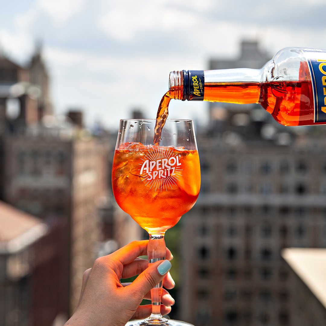 Aperol アペロール フォトジェニックなオレンジ色 カクテル アペロールスプリッツ でリフレッシュしよう アペロール Aperol Spritz アぺタイム リキュール お酒 おうち時間 おうちカクテル ドリンク イタリアン Drinks Cocktails テラス