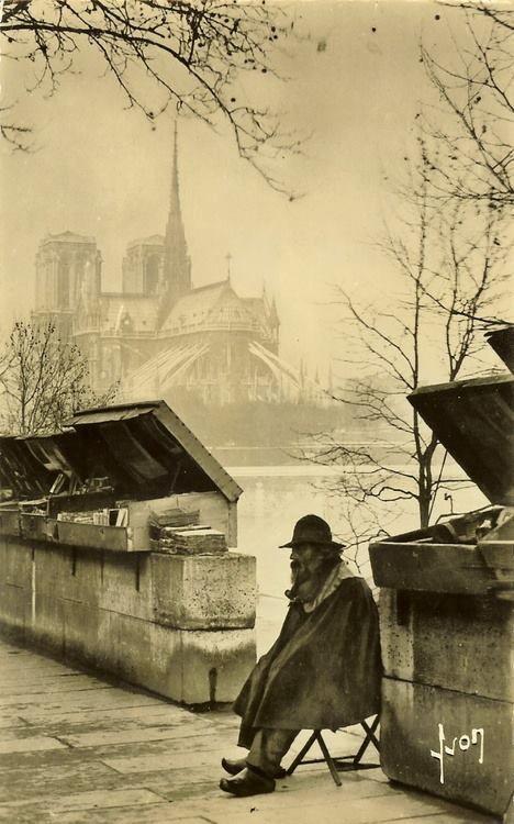 snousno's tweet photo. На набережной Парижа. Фото Pierre-Yves Petit. Франция. 1920г. #blolook https://t.co/K9Dt0HDdFi
