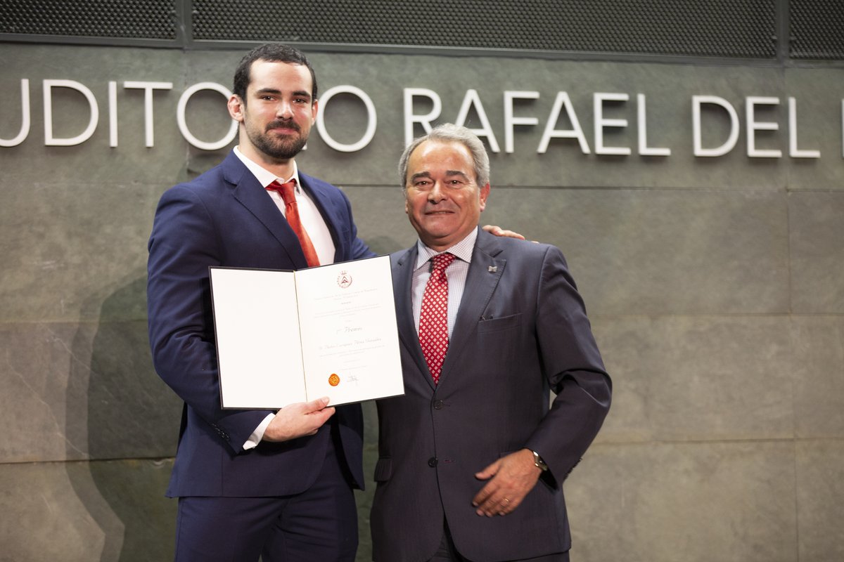 📩Convocatoria abierta para los Premios Trabajo Fin de Grado. Los TFGs pueden ser presentados por sus autores, COAATs o Escuelas.

📷Fotografía de <a href="/pedroenrique_PG/">Pedro Enrique Pérez</a>, premiado en la edición anterior. Entrega el premio Jesús M. González, presidente <a href="/PREMAAT/">Premaat</a> 
bit.ly/2BLyUqa