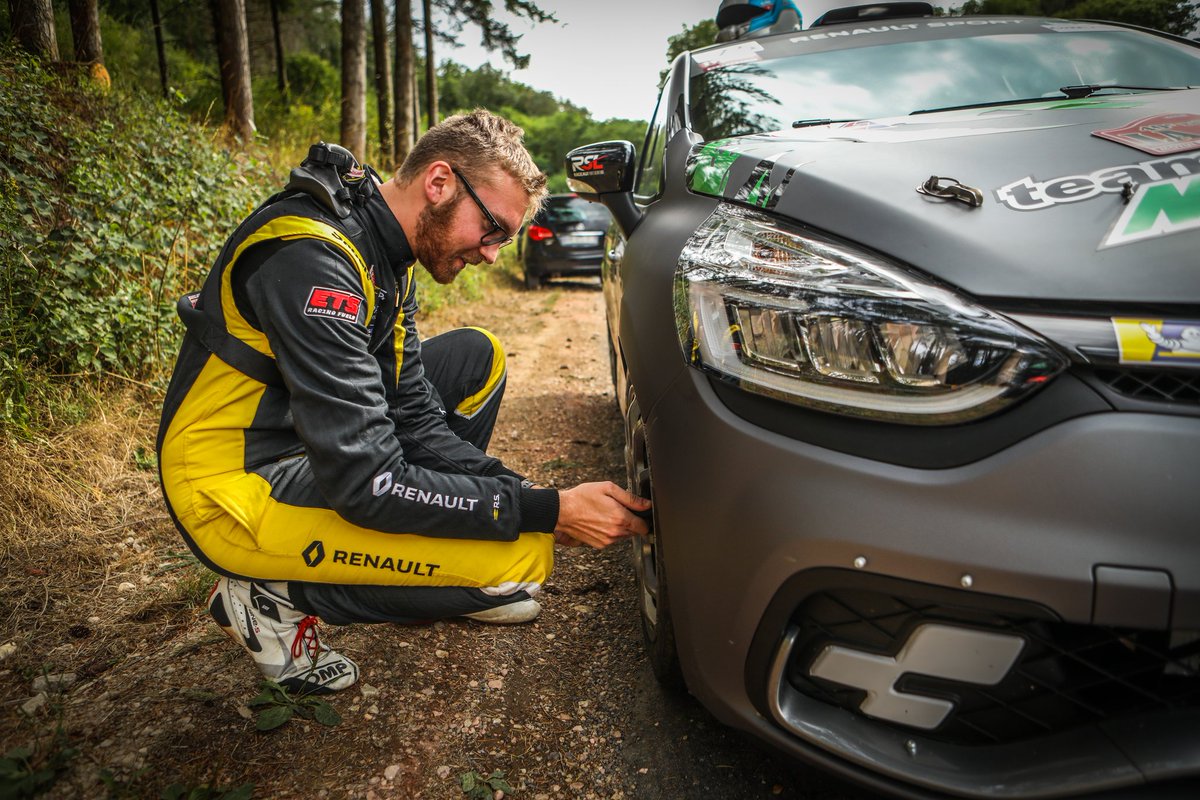 Samouraills's tweet photo. Retour tardif sur le rallye d'Autun qui s'est terminé sur une sortie de route dans l'ES10 alors que nous étions en bagarre pour la 3eme place du R3

La clio remontée en seulement 10 jours pour prendre part au rallye du Mont-blanc, nous terminons 6️⃣eme du Clio R3T Alps Trophy 🚗 https://t.co/yfyKUAIBLx