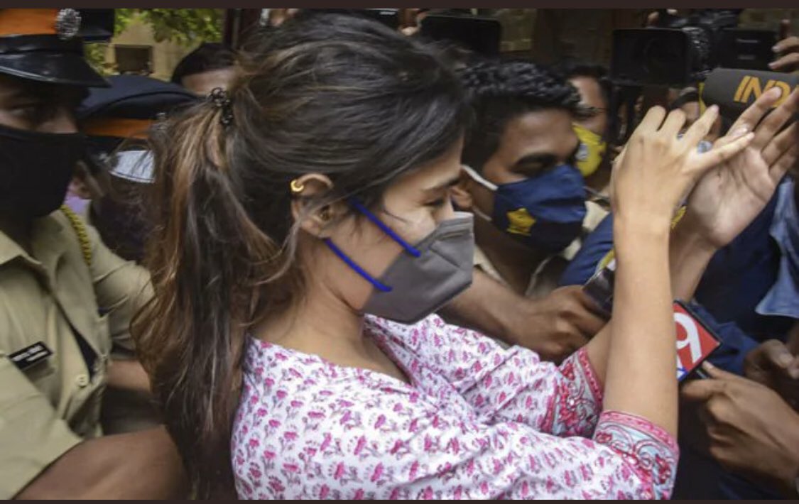 PreetiChoudhry's tweet photo. Anyone drawing parallels between #KanganaRanuat and #RheaChakrobarty being abused by power ...two women being played as pawns ..Please stop now! 👇just the smallest off differences. https://t.co/mkI788y1Db