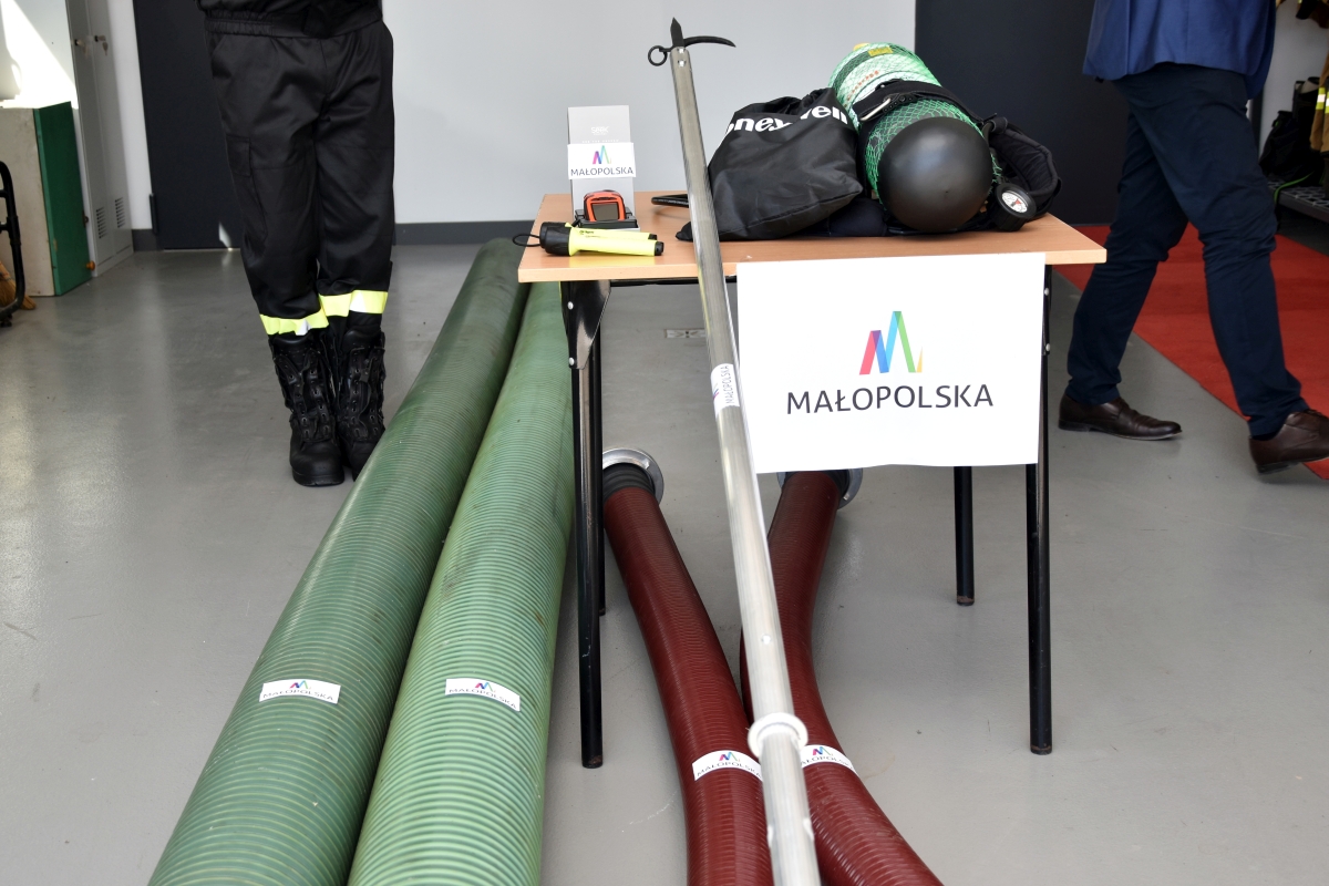 ✅ Gmina Spytkowice pozyskała środki finansowe z <a href="/malopolskaPL/">Małopolska</a> na zapewnienie gotowości bojowej jednostkom OSP, dotkniętym skutkami powodzi z 2019 roku. 8 września 2020 roku wójt <a href="/gminaspytkowice/">Gmina Spytkowice</a>  <a href="/KrystianMariusz/">Mariusz Krystian</a> oficjalnie przekazał sprzęt przedstawicielom OSP.