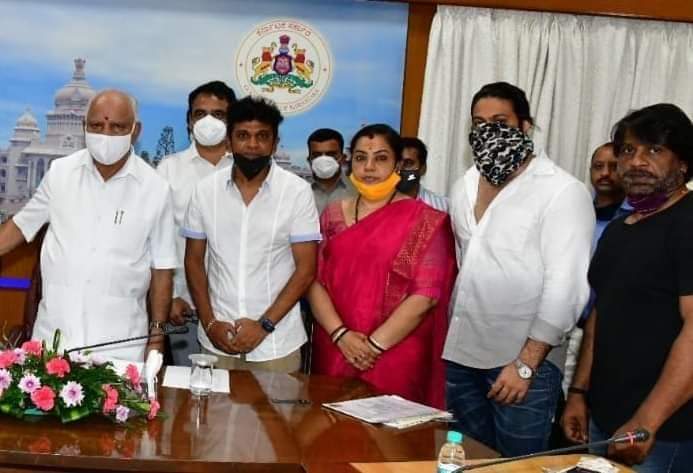 ರಾಕಿಂಗ್ ಸ್ಟಾರ್ ಯಶ್, ದುನಿಯಾ ವಿಜಯ್, ನಟಿ ತಾರಾ ಸೇರಿದಂತೆ ಅನೇಕರು ಸಿಎಂ ಯಡಿಯೂರಪ್ಪರನ್ನು ಭೇಟಿ ಮಾಡಿ ಸಂಕಷ್ಟಕ್ಕೊಳಗಾಗಿರುವ ಸಿನಿ ಕ್ಷೇತ್ರದ ಕಾರ್ಮಿಕರಿಗೆ ನೆರವು ನೀಡುವಂತೆ ಮನವಿ ಮಾಡಿದ್ದಾರೆ.
#TheNameIsYash #YashBoss #KGFChapter2 https://t.co/Q1QwHaHkol