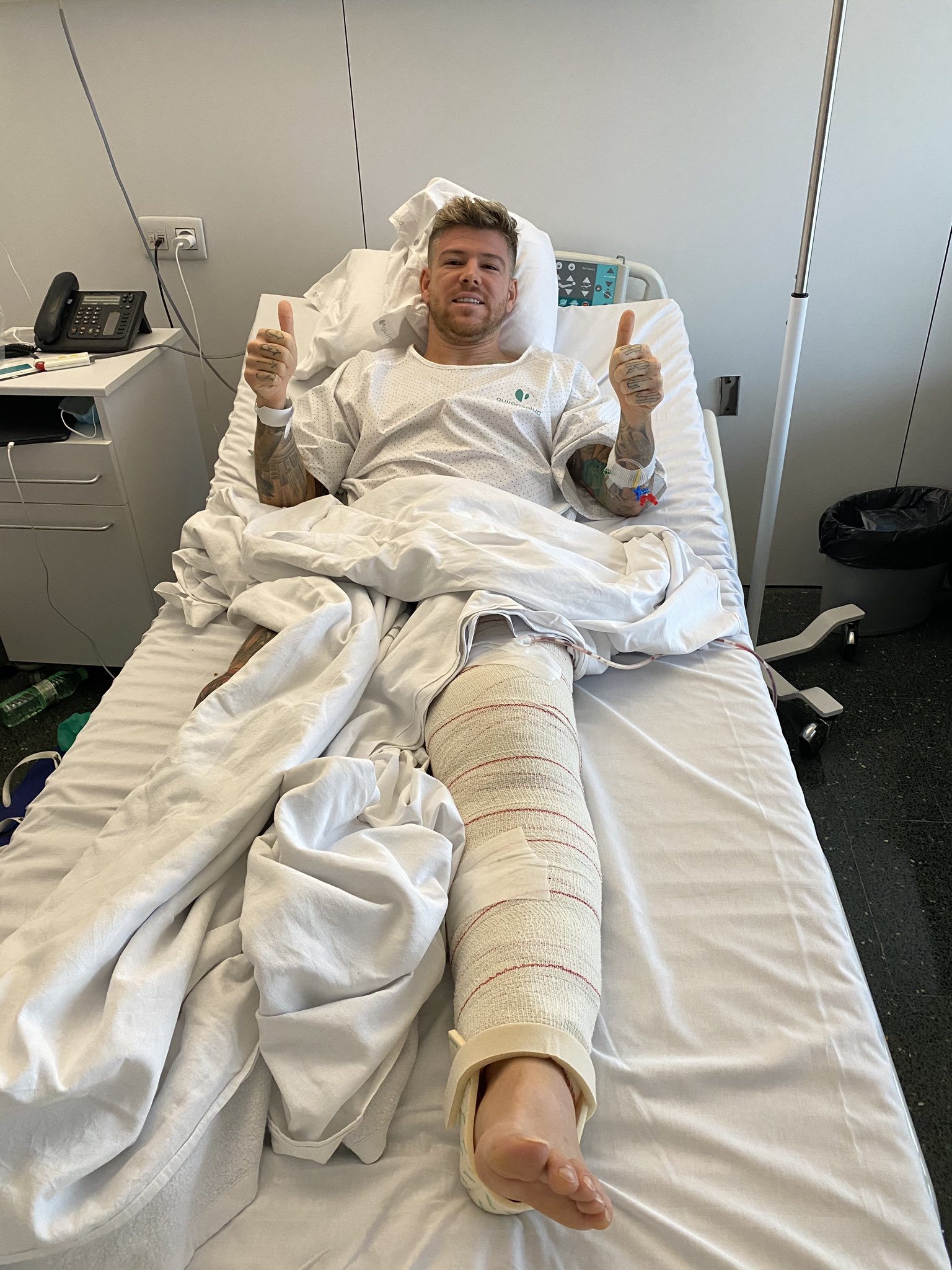 Alberto Moreno, en el quirófano tras confirmarse su lesión con el Villarreal.