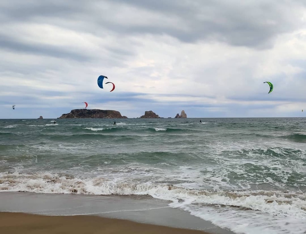 VisitEstartit's tweet photo. T'atreveixes a volar? 🔝🏄‍♀️
Do you dare to fly? 🌀🌊
#Visitestartit #VisitTorroella #watersports #kitelessons #kitesurf https://t.co/6jMKGay0EB https://t.co/fJMtBPOMpz