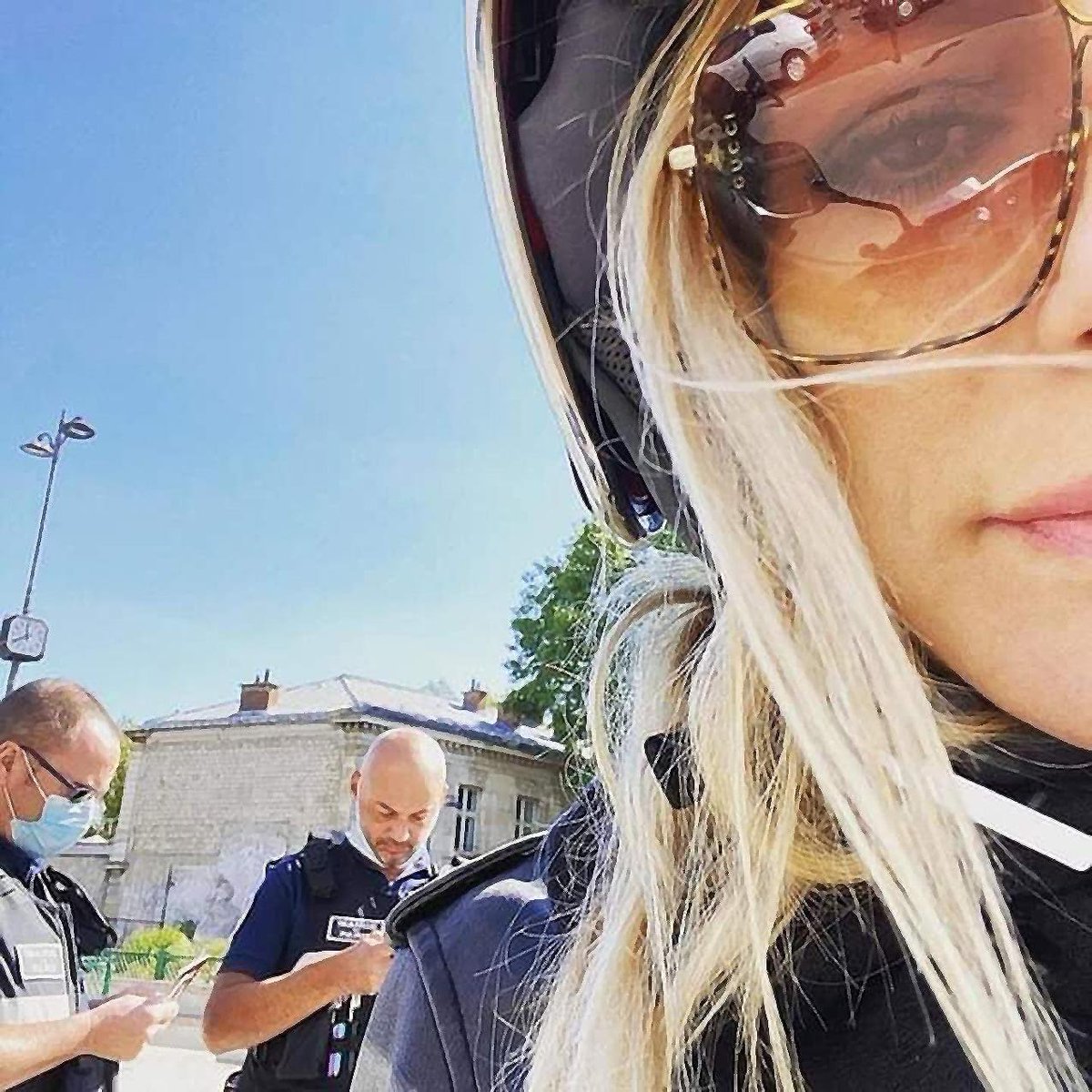 Quand tu te fait racketter de 135 € pour non port de masque en scooter et que celui qui te verbalise porte le masque sur le menton.
L'arnaque du siècle...
