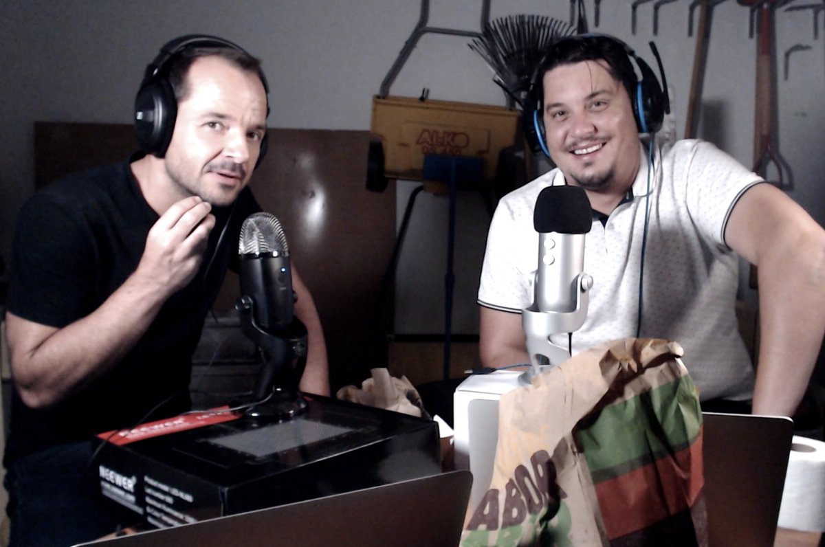 angelmartin_nc's tweet photo. El programa de "Misterios Cotidianos" que veréis esta semana servirá para demostrarle al mundo que no necesitas grandes medios para lanzar tu podcast.
Seremos la inyección de adrenalina que necesitáis para arrancar. #MisteriosCotidianos #Solocomedia #podcast https://t.co/XEkMIC3xS7