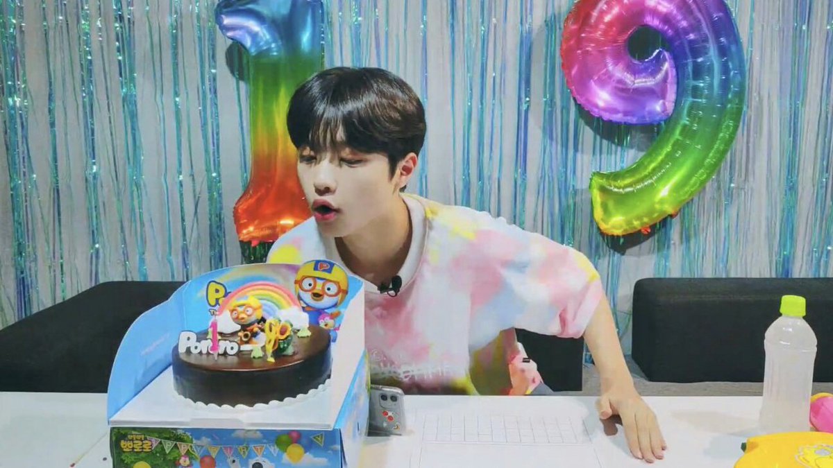 wdzyohan's tweet photo. im not crying, i swear, im not cryingㅡ 😭 https://t.co/8oHUPkStsH