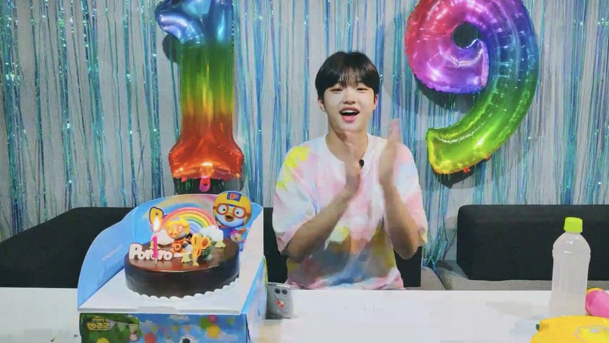 wdzyohan's tweet photo. im not crying, i swear, im not cryingㅡ 😭 https://t.co/8oHUPkStsH