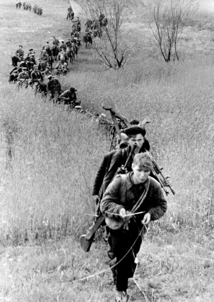 pamyat_v_kadrah's tweet photo. Передвижение отряда 3-й Ленинградской партизанской бригады. 1943 год. https://t.co/VfG3PxZyLd