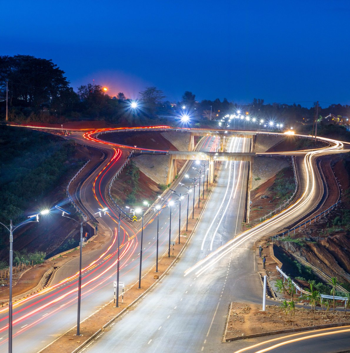  The Waiyaki Way-Red Hill link road might be the most shoddy new road project I've seen. Built by China Wu Yi ( @wu_ltd) at the cost of $6,000,000 per each of its 5 kms, parts of it may also be a public safety risk. A thread:cc  @Ma3Route  @KURAroads
