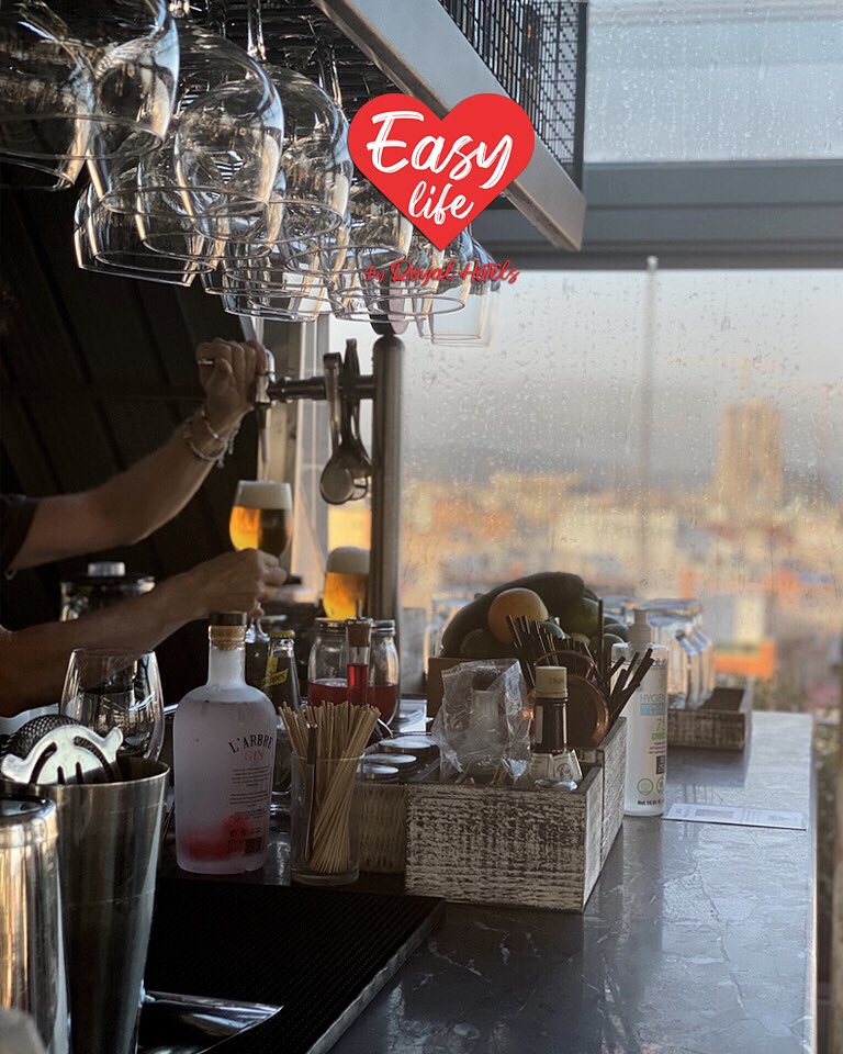 Nunca llueve eternamente y aunque pase en nuestra terraza no te mojas. Llueva o haga sol te esperamos de miércoles a domingo de 18 a 00h con todas las medidas de seguridad. #easylifebyroyalhotels #royalhotelsbcn #barcelona #igers #terrazas #diadelluvia