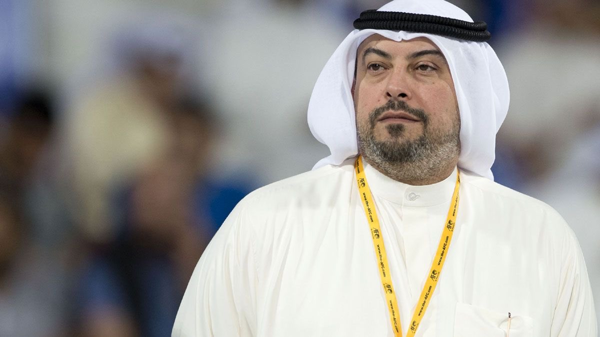 أقحام أسم الشيخ طلال فهد الأحمد في كل شارده ووارده في مشاكل الرياضة أو التحكيم أمر مرفوض تماما الرجل الأن في فترة علاج منذفترة طويلة والرياضة تركها علينا أن نذكره بالخير وندعو له ولغيره ..
أتقو الله.. من يفوز عليه بالعافية ومن يخسر هذا حال كرة القدم 
أبعدوه عن تناحركم عافاه الله