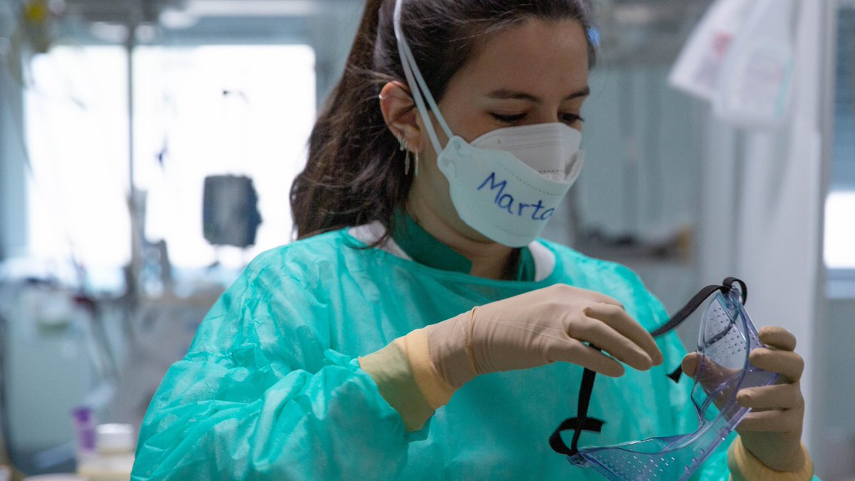 Cuidamos a quienes nos cuidan 😎 🙌. En nuestro hospital, hemos intensificado y priorizado el control y seguimiento del estado de salud de nuestros profesionales para reducir los contagios de #covid19. 

Se ha habilitado un teléfono interno para dudas ☎️. #SeguridadCovid