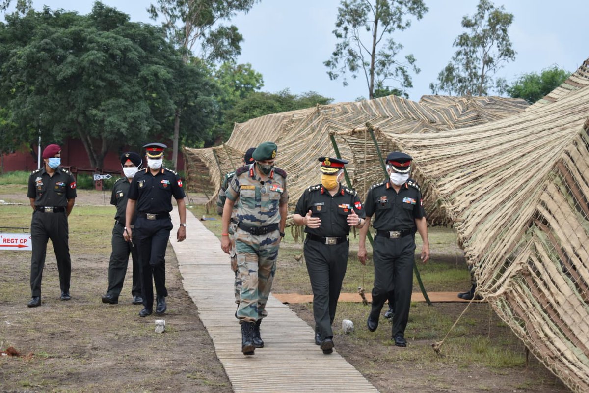 LtVipin's tweet photo. Lt General Atulya Solankey, Sena Medal, General Officer Commanding, #SudarshanChakraCorps visited #Aurangabad and #Pune Military Staions and reviewed operational preparedness and training activities. #TrainedToFight
#IATrainsToExcel
#SouthernCommandSadaTaiyyar
#JaiHind ⚔️🇮🇳⚔️ https://t.co/2BzBRAgmrp