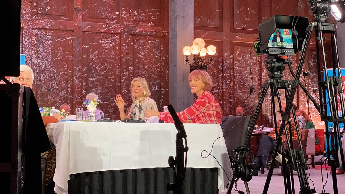 RickEversRoyal's tweet image. Koningin Máxima is in @Theater_Hangaar in Katwijk voor de landelijke #MuziekTafelDag van @meermuziekklas. Koningin Máxima is erevoorzitter van de organisatie. Vandaag vertellen regionale vertegenwoordigers over ervaringen en successen rond duurzaam muziekonderwijs in hun regio