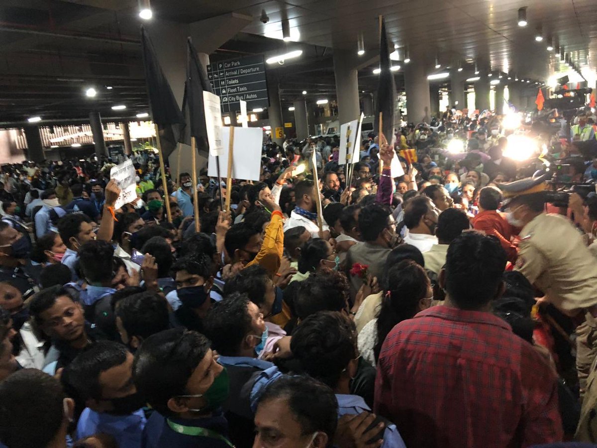 amul_mohan's tweet photo. NO COVID in Mumbai Airport. #facts 🙈 https://t.co/xpG36vbfnU
