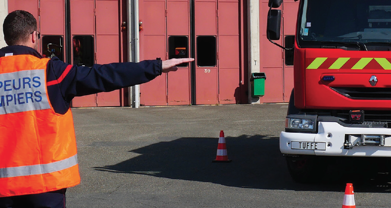 SecCivileFrance's tweet photo. 🚘🚒 L'accident de la route est la 1ère cause de mortalité au travail. Pour renforcer la sécurité des #SapeursPompiers lors des déplacements opérationnels/administratifs, une bibliothèque des actions de prévention mises en œuvre par les SIS est en ligne 👉 https://t.co/4ijY6oNK5v https://t.co/BMr2x6hx8y