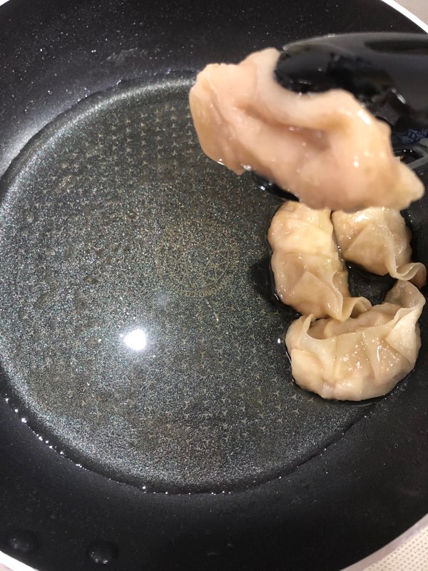 なるかみ 焼き餃子が一個ずつ摘んで取るものではないことはわかってる わかってはいる でも彼らはスタンドアローンなんだ これは 水餃子かな 3枚目が17年5月4日だったけど 焦げるかべちょべちょか極端だな 成長した のかな