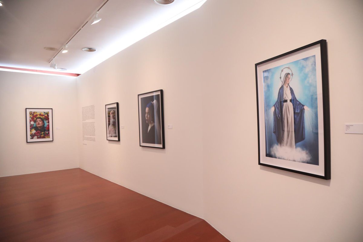 malaga's tweet photo. La concejala de @culturamalaga, @noelialosada, junto al director de la @EscuelaTelmo, Juan Francisco Macías, y la comisaria y profesora del centro, Noelia García Bandera, han presentado la exposición 'De lo pictórico. Discursos fotográficos en torno a la Historia del Arte' https://t.co/b04KAMrdYN
