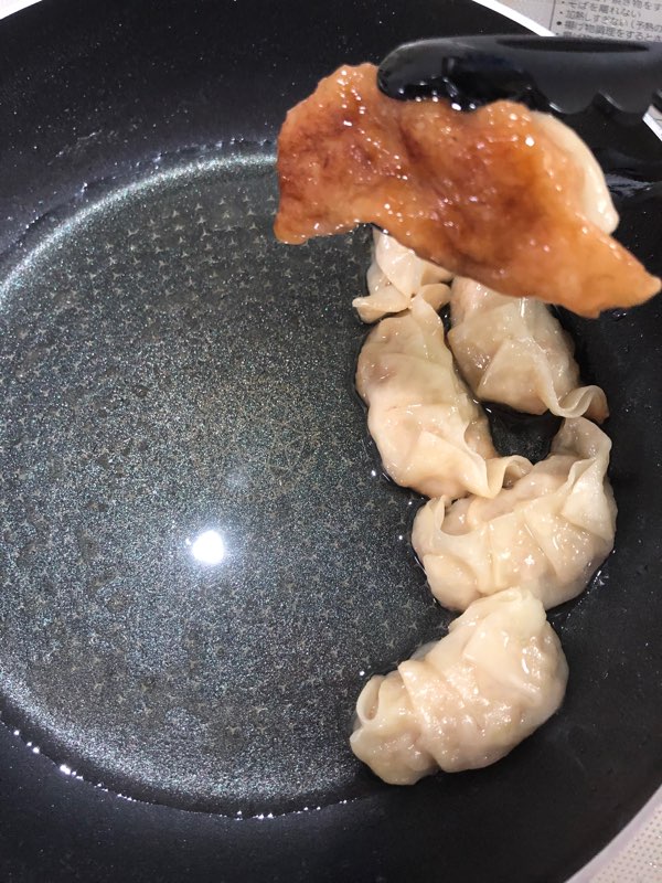 なるかみ 焼き餃子が一個ずつ摘んで取るものではないことはわかってる わかってはいる でも彼らはスタンドアローンなんだ これは 水餃子かな 3枚目が17年5月4日だったけど 焦げるかべちょべちょか極端だな 成長した のかな