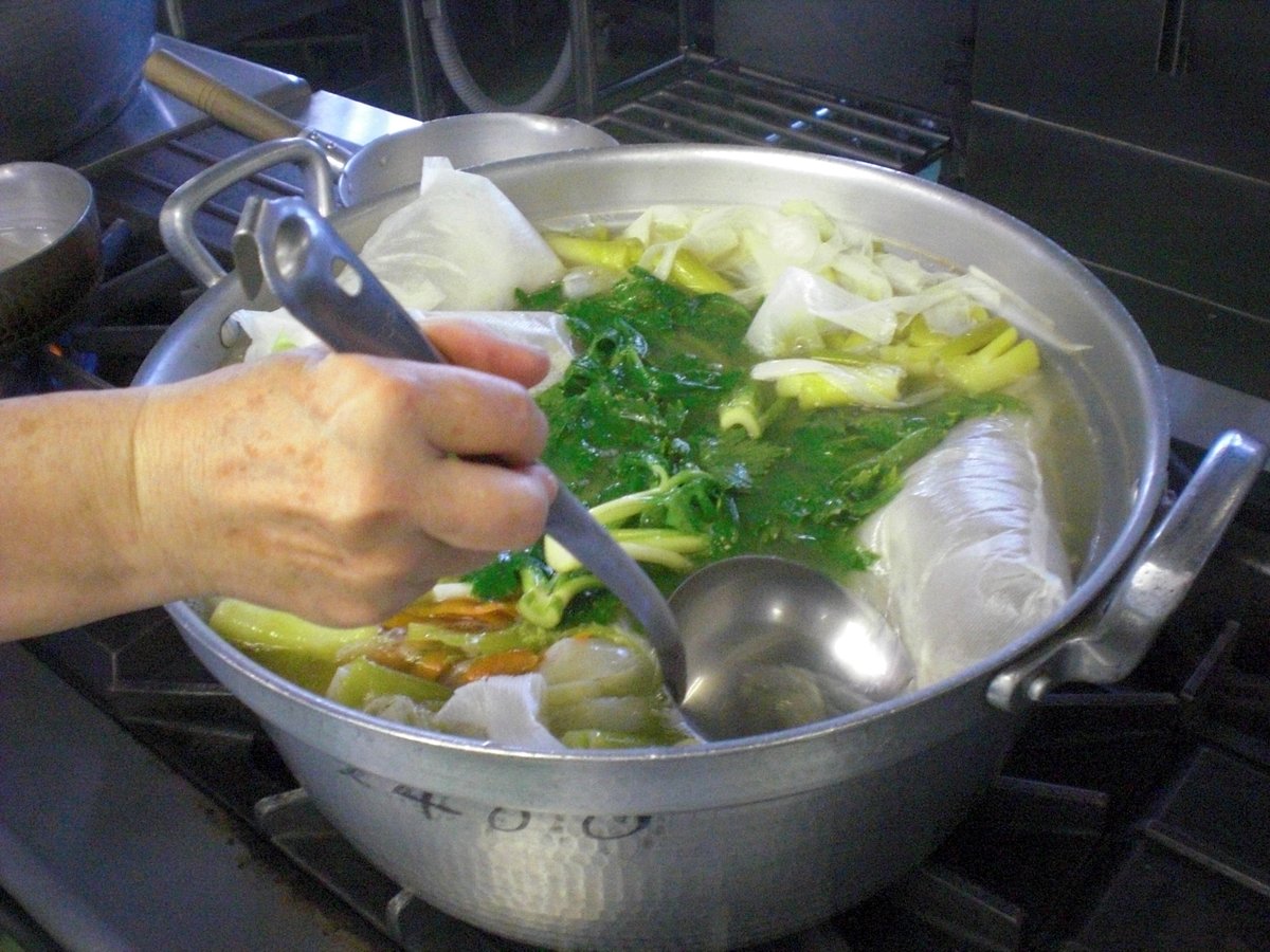 都立東久留米総合高校定時制 美味しいスープの作り方 給食のスープは市販のブイヨンやコンソメを使わず 鶏ガラと野菜くず 皮や芯など食べられない部分 を丁寧に煮出して作っています だから 体にしみる優しい味がするんですよ