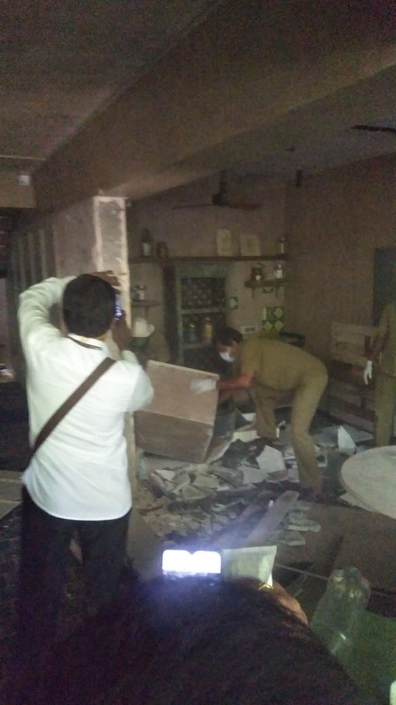 Rohit_Tramani's tweet photo. @Rahulpa41077531 @thevirdas May be demolition is a strong word... but this picture from her official twitter of her place definitely shows without giving a proper opportunity of being heard, actions are taken. Bhai murderer ko bhi opportunity of being heard hoti hai. Yeh to illegal construction ka case tha https://t.co/Adp6FB67ia