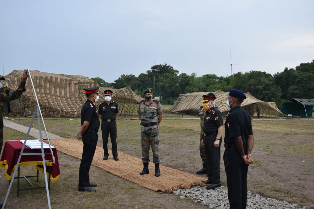 IaSouthern's tweet photo. Lt General Atulya Solankey, Sena Medal, General Officer Commanding, #SudarshanChakraCorps visited Aurangabad and Pune Military Stations and reviewed operational preparedness and training activities. #TrainedToFight
#IATrainsToExcel
#SouthernComdSadaTaiyyar
@adgpi https://t.co/Te3WaQKB2x