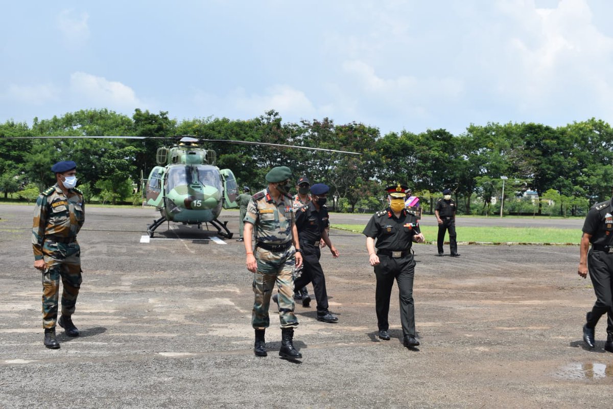 IaSouthern's tweet photo. Lt General Atulya Solankey, Sena Medal, General Officer Commanding, #SudarshanChakraCorps visited Aurangabad and Pune Military Stations and reviewed operational preparedness and training activities. #TrainedToFight
#IATrainsToExcel
#SouthernComdSadaTaiyyar
@adgpi https://t.co/Te3WaQKB2x