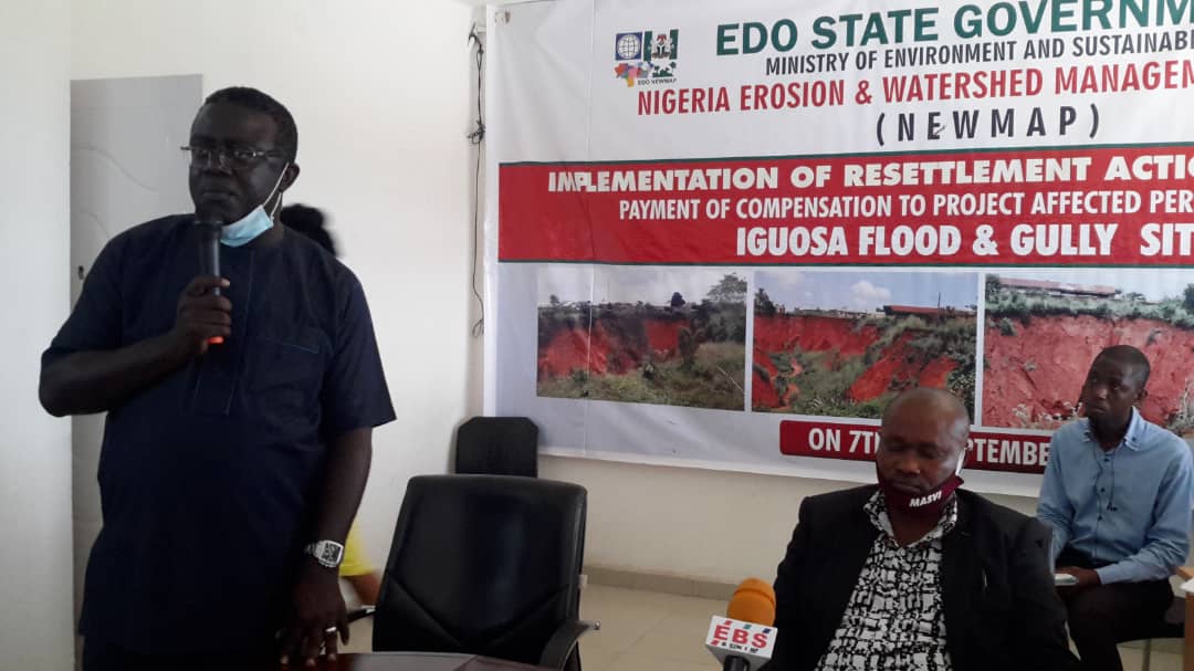 ENewmap's tweet photo. Preparatory to the commencement of civil works in Iguosa Gully Site, Edo State Government has paid compensation to Project Affected Persons (PAPs) in the community. The payment was carried out under the auspices of the Nigeria Erosion and Watershed Management Project (NEWMAP). https://t.co/Ka1DOXySbO