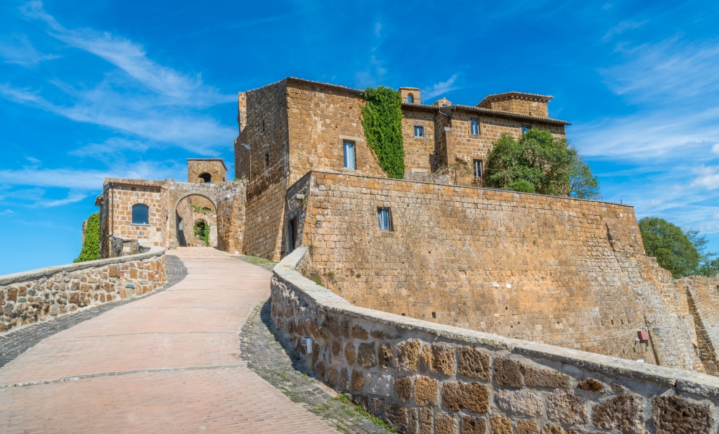 visit_lazio's tweet photo. Il borgo antico di Celleno, chiamato “Borgo Fantasma”, un insediamento etrusco ormai disabitato che regala grandi emozioni anche per il suo legame con le sorgenti d’acqua, come l’Acqua Forte dal sapore ferruginoso

#surprisinglazio #lazioisme #laziodellemeraviglie https://t.co/Ack1WjYUk5