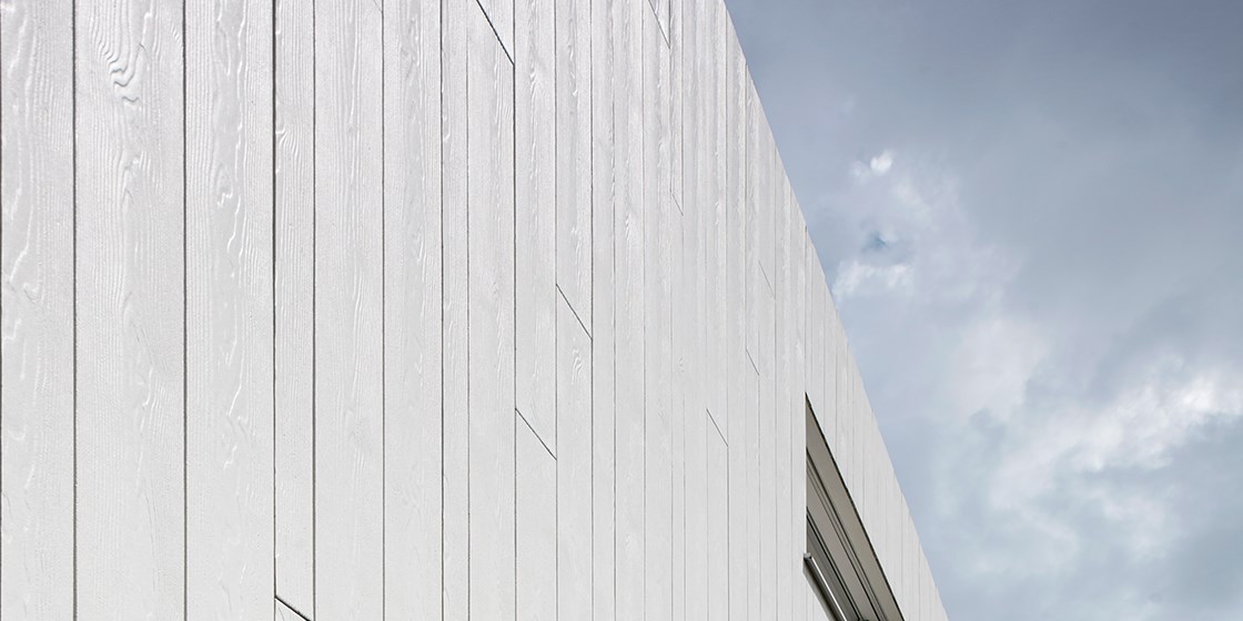 CedralUK's tweet image. Create a contemporary facade with Cedral.  Installed vertically and in the open joint laying pattern, Cedral Lap helps create a modern look that stands out from the crowd.
Full information can be found here &amp;gt;&amp;gt;&amp;gt; cedr.al/documents
#cedraluk #openjointfixing #verticalcladding
