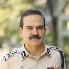 prettypadmaja__'s tweet photo. People shouldn't be afraid of their govt. Govts should be afraid of their people.”  
Fear of #KanganaRanuat has shaken up MVA govt in Maharashtra. Courts are not supporting their actions. 
CM Uddhav Thackeray CP Parambir Singh Comm-of BMC Iqbal Chahal must resign on moral grounds https://t.co/psWbxUHWzt