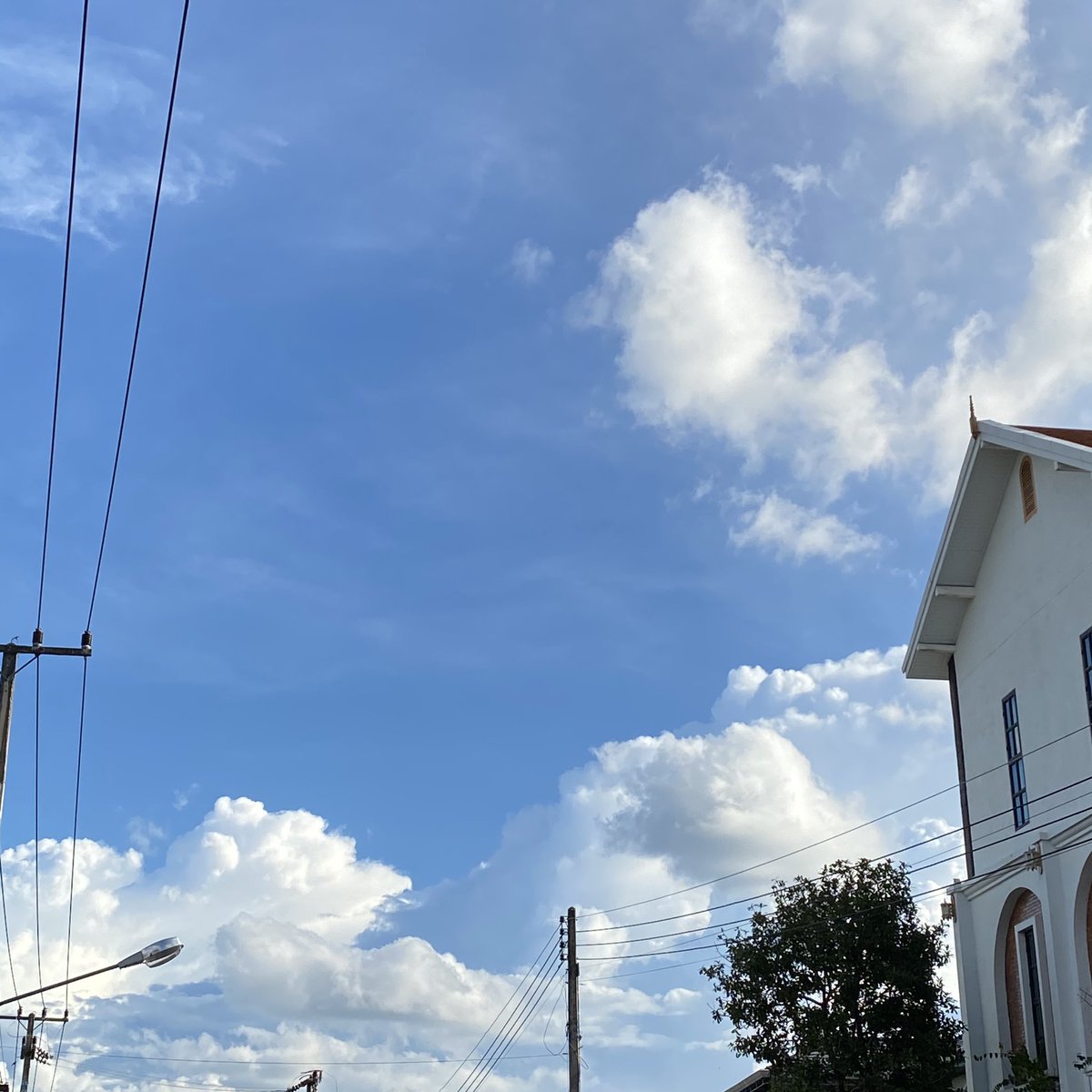 I don't wanna cry, I'm bad at goodbye. If this is the last time.

ขอให้สดใสเหมือนท้องฟ้า